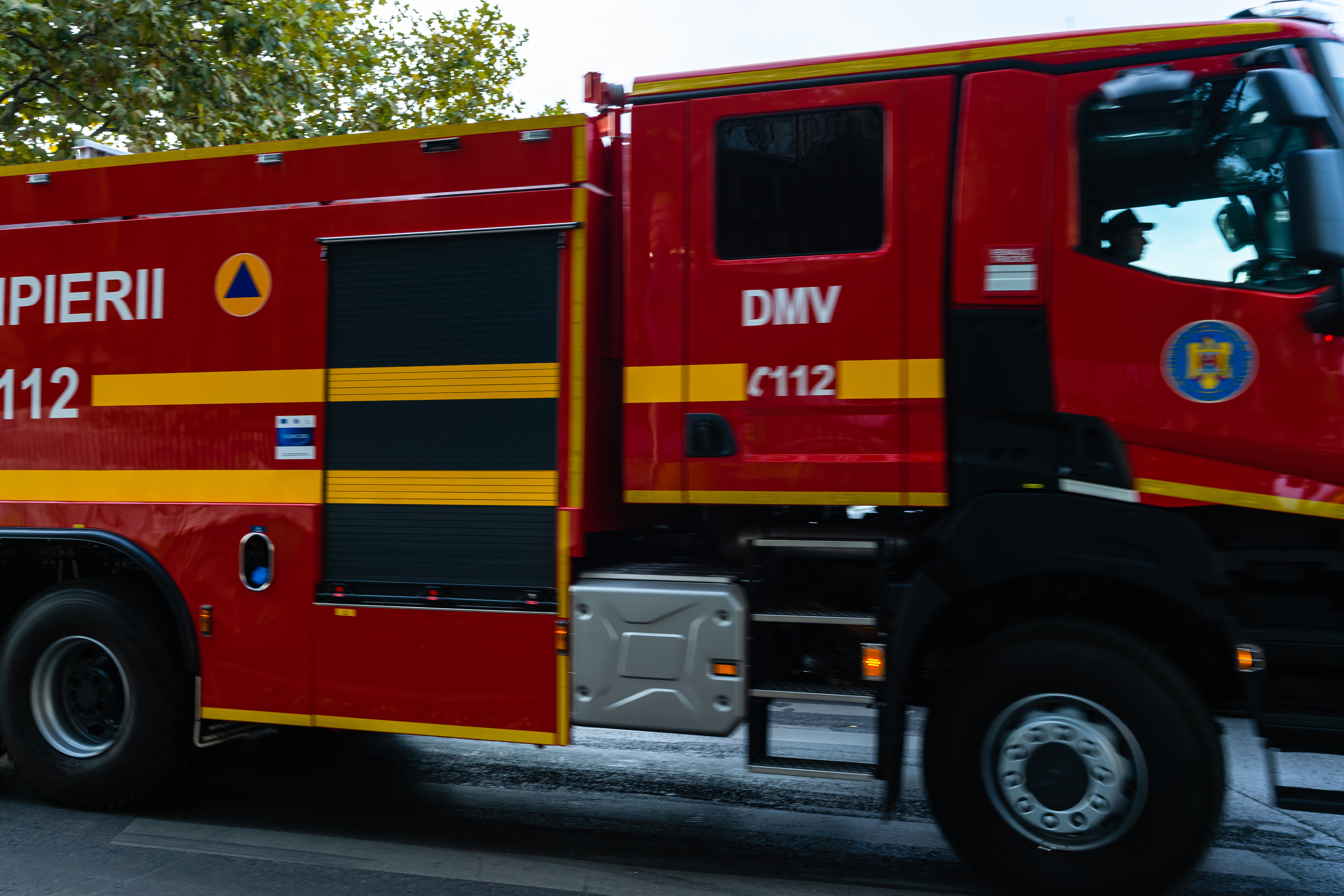 La un pas de tragedie. Ambulanță cu două butelii de oxigen, mistuită de flăcări în Constanța