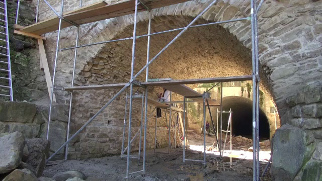 Cum este readus la viață un pod de lângă Onești, ridicat pe timpul lui Ștefan cel Mare. ”Nu a mai fost atins de 500 de ani”