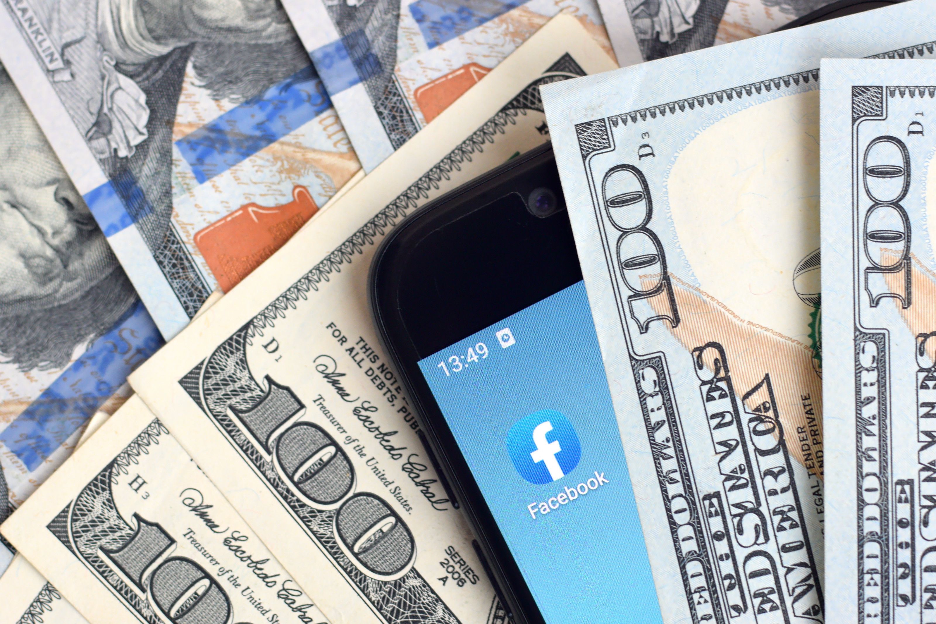 Revolut cere Facebook să ramburseze banii pierduți de victimele fraudelor pe care le promovează. România, cea mai afectată