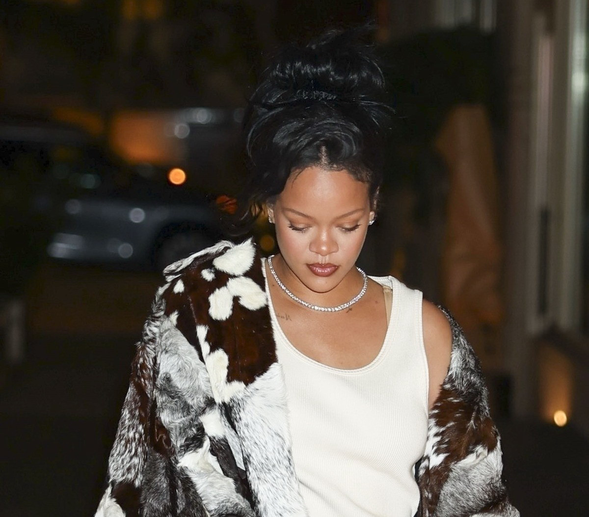 Rihanna, apariție îndrăzneață pe străzile din New York. Cum s-a îmbrăcat. GALERIE FOTO