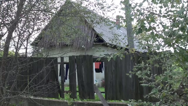 O femeie a fost ucisă de un bărbat bolnav psihic, în fața copiilor de 9 ani. A intrat peste ei în casă și le-a cerut un foc