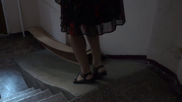 Reacția mamei care a fost împinsă pe scări de președintele asociației de locatari. Bebelușul ei s-a lovit la cap