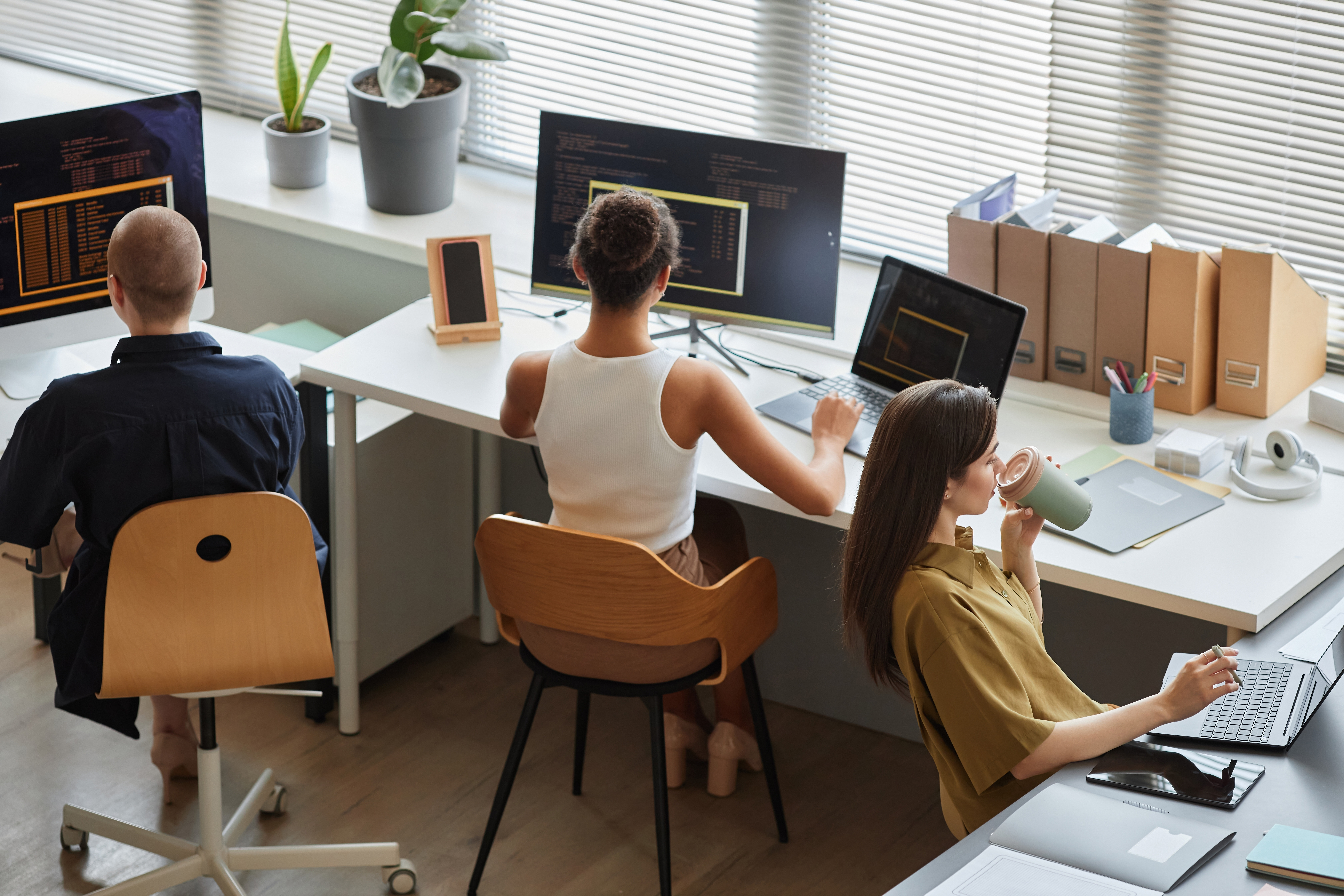 De ce nu reușesc tinerii din Generația Z să se angajeze. Aproape un milion de persoane din Marea Britanie nu au loc de muncă