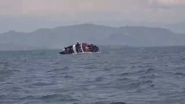 Momentul în care s-a scufundat feribotul cu 80 de locuri pe care s-au urcat 278 de oameni. Sunt cel puțin 78 de morți. VIDEO