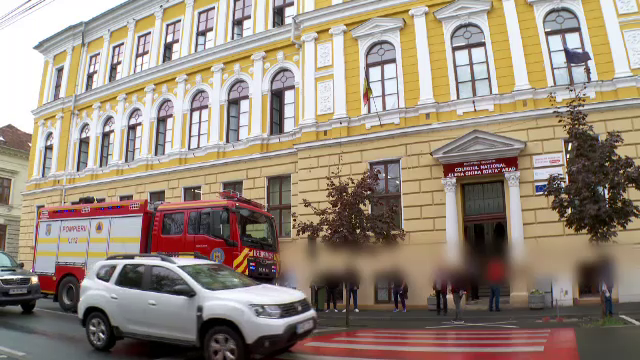 Cum s-a produs incindentul de la liceul din Arad. Profesoara, lovită de o bucată de tencuială chiar în fața elevilor