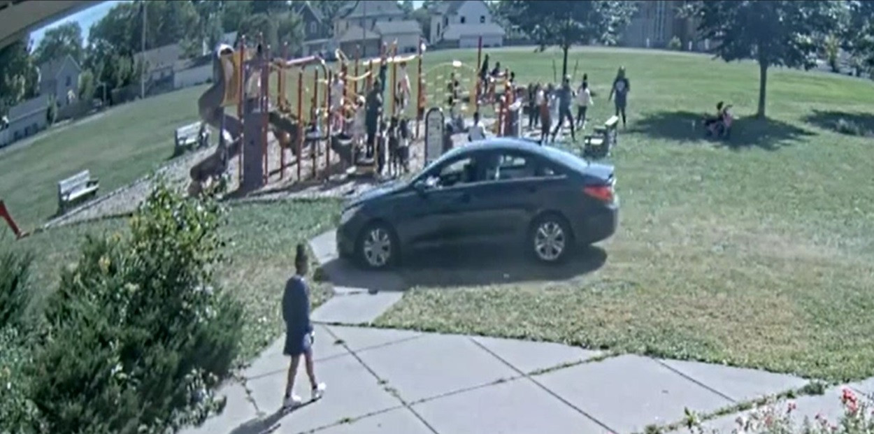 Un băiețel de 10 ani a furat o mașină și a făcut o cursă teribilă. Puștiul a comis zeci de infracțiuni în ultima vreme