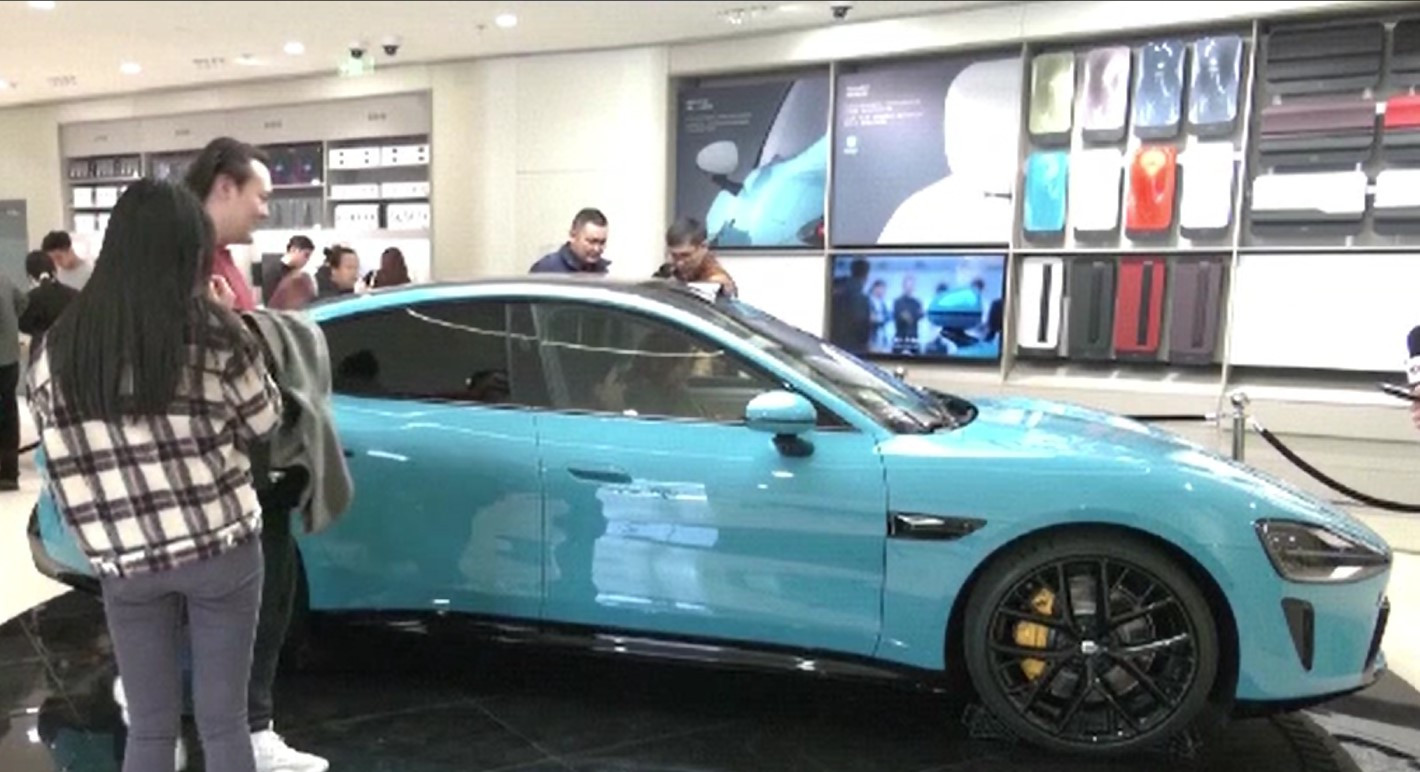 Comisia Europeană a primit sprijinul necesar pentru a taxa mașinile electrice aduse din China. Reacție neașteptată a Ungariei