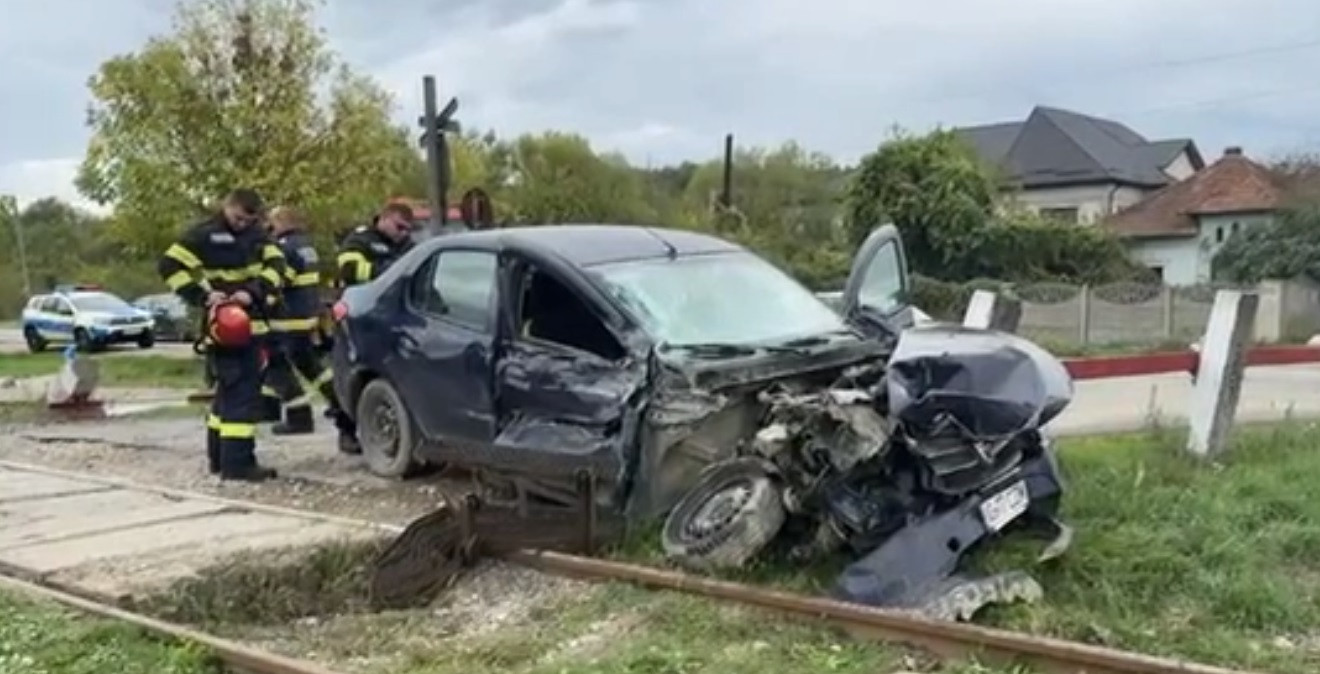 Mașină lovită de tren în Argeș. Manevrele inexplicabile făcute de șofer pe calea ferată, înainte de impact