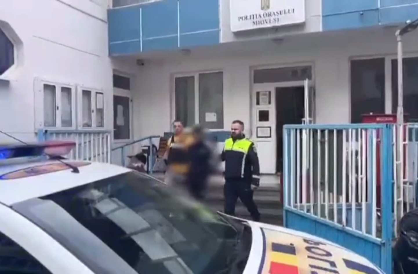 Momentul în care un tâlhar a mușcat casiera ca să scape cu prada, în Argeș. Imaginile l-au adus în arest