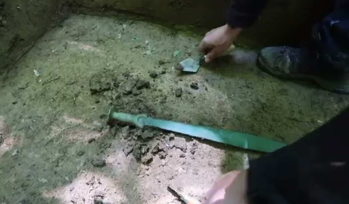 Primele cuvinte ale vânătorului de comori care a descoperit o sabie unicat veche de 3.000 de ani: „Fericirea e mare”