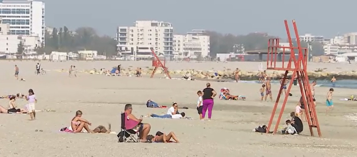 Zi de vară în octombrie, la malul mării. Cu ce au fost ademeniți turiștii pe litoral