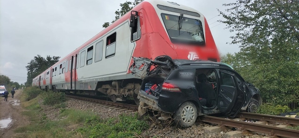 Accident grav pe calea ferată din România. O persoană a murit, iar alta a fost rănită, după ce o mașină a fost lovită de tren