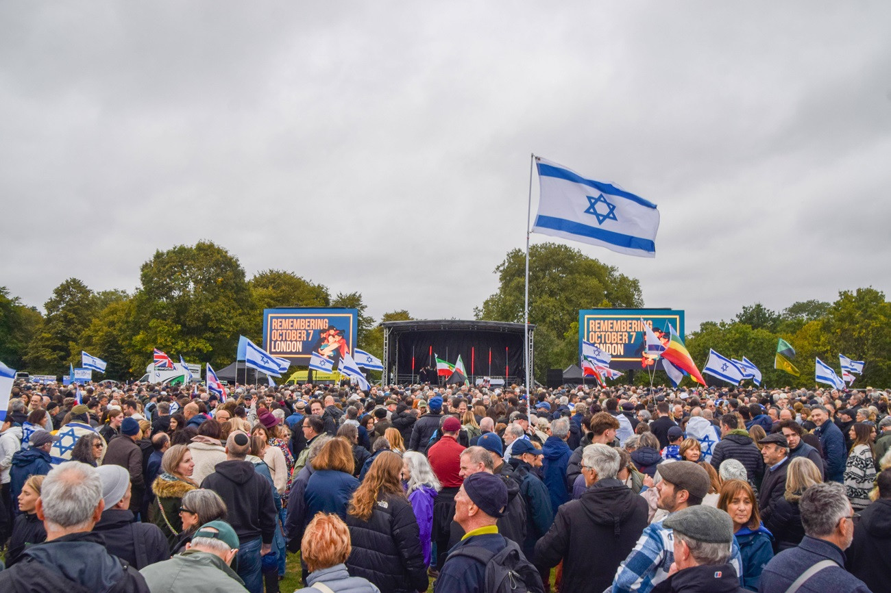 Mii de oameni s-au adunat la Londra pentru a aduce un omagiu victimelor atacului Hamas din 7 octombrie 2023 | GALERIE FOTO