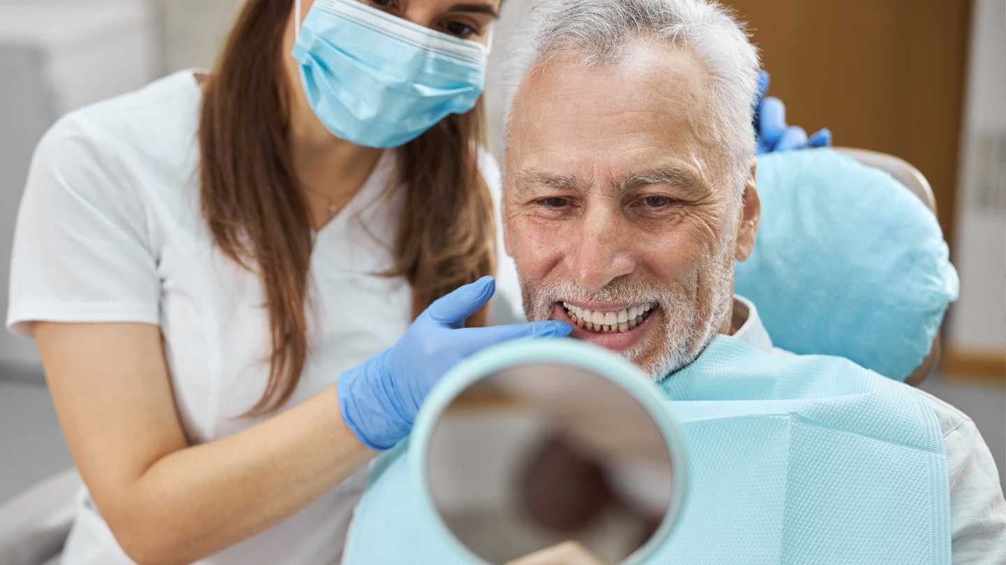 Chirurgia dentară a ajuns la un alt nivel. În loc de clasica operație se fac incizii de dimensiunea unui punct, ghidate de AI