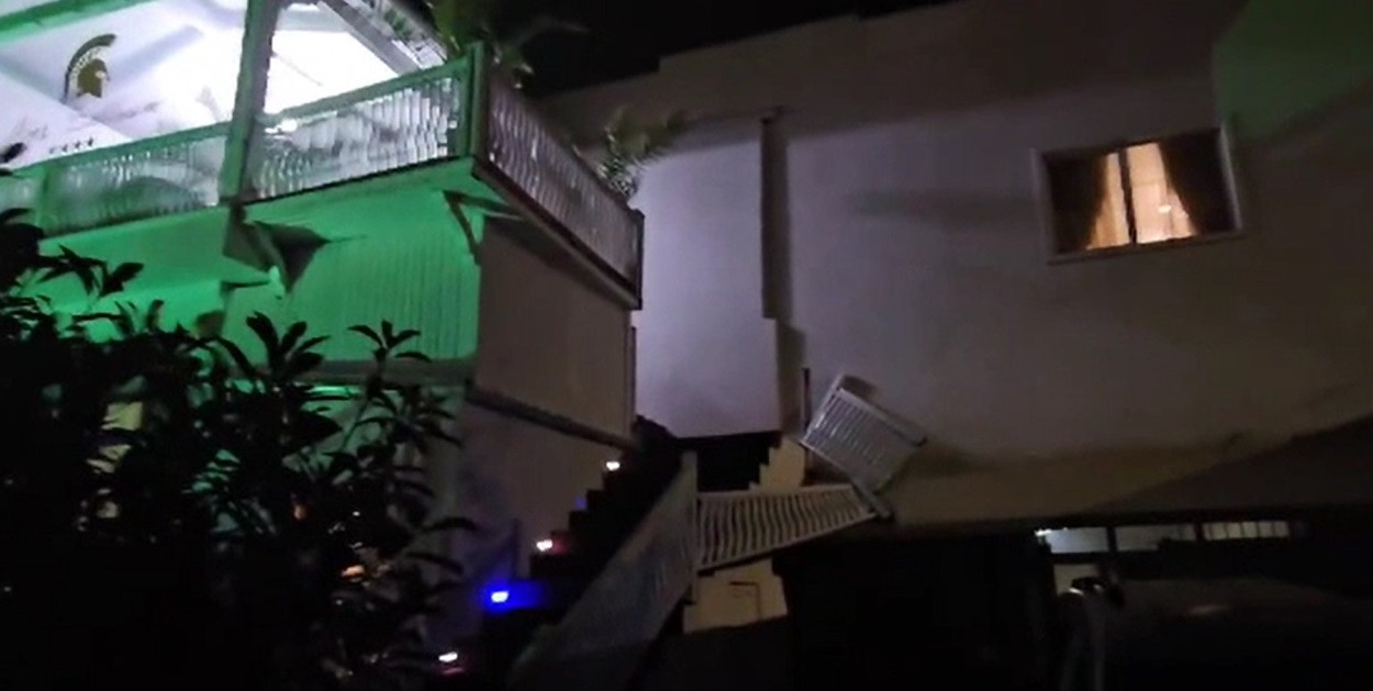 Filmul cazului șocant din Constanța, unde doi bărbați au căzut de la etaj după ce balustrada scării unui restaurant s-a rupt