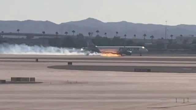 Momentul în care un avion aterizează cu un motor în flăcări. Fumul a intrat în cabină. VIDEO