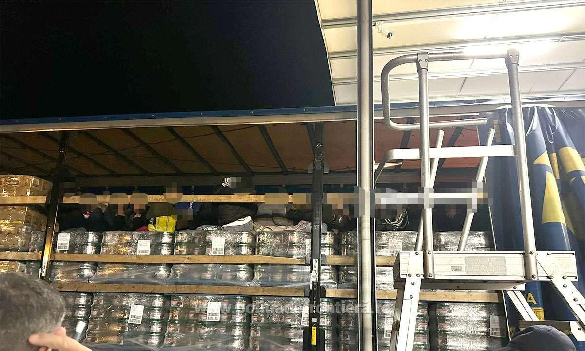 Un TIR care se îndrepta spre Marea Britanie a fost verificat de polițiștii din Arad. Șoferul este acum cercetat