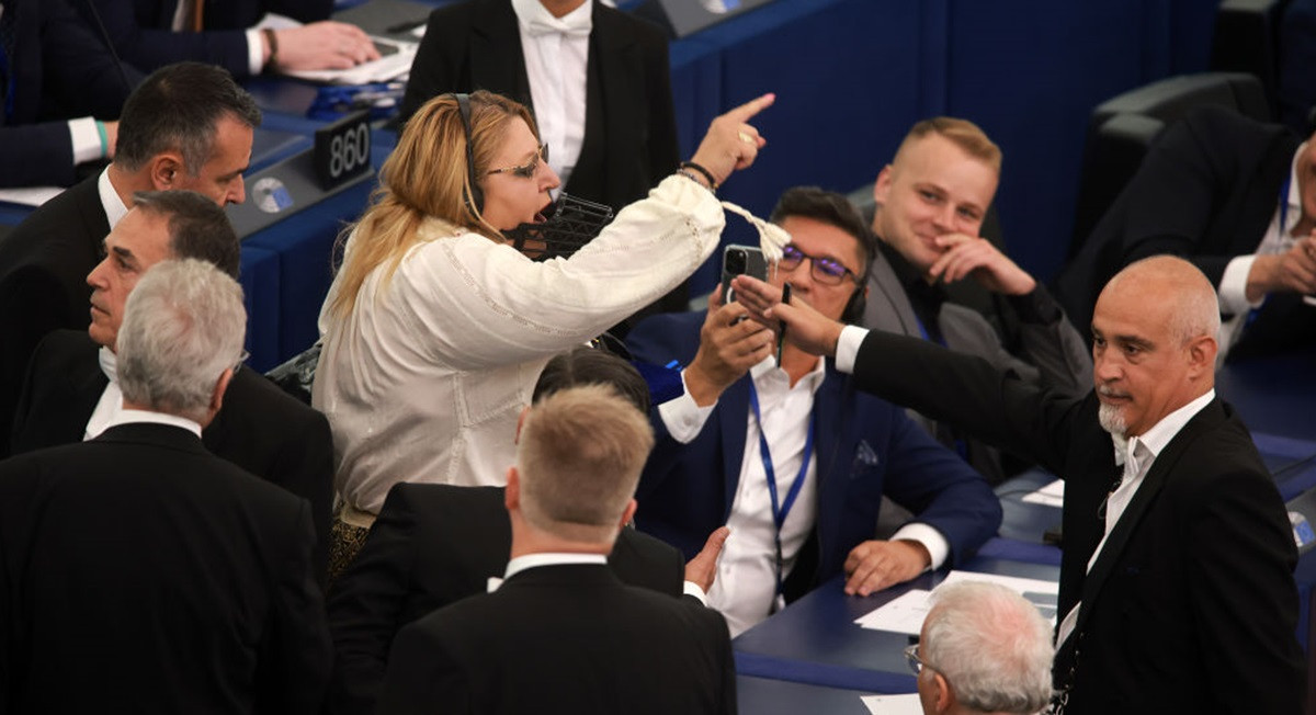 Şoşoacă, acuzații dure și microfon întrerupt în PE după ce i-a fost respinsă candidatura la prezidenţiale: "Extrem de grav"