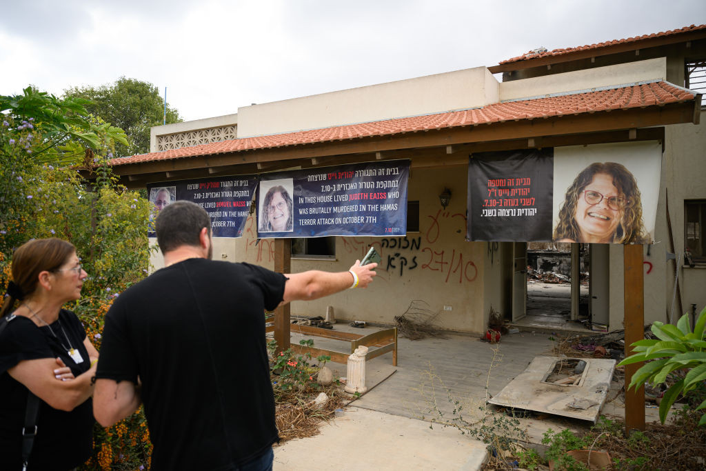 „Mi-e teamă că vom trăi mereu în acest dezastru”. Lacrimi și durere în kibbutzul Be'eri, la un an de la cumplitul atac Hamas