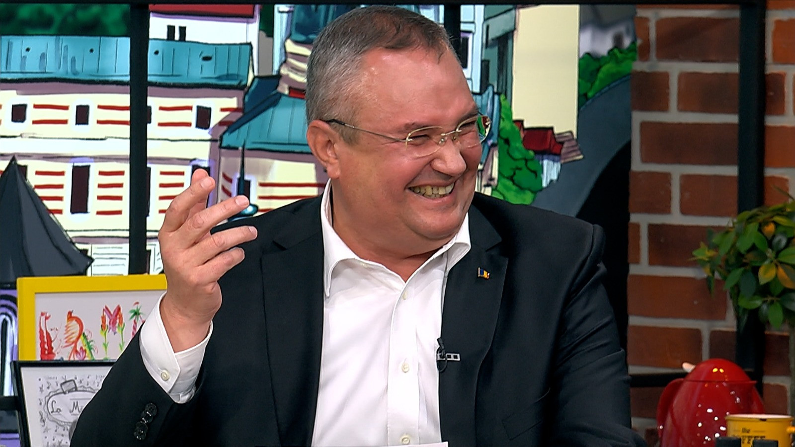 Ce a răspuns Nicolae Ciucă la întrebarea dacă a scris versurile manelei ce i-a fost dedicată de Dani Mocanu