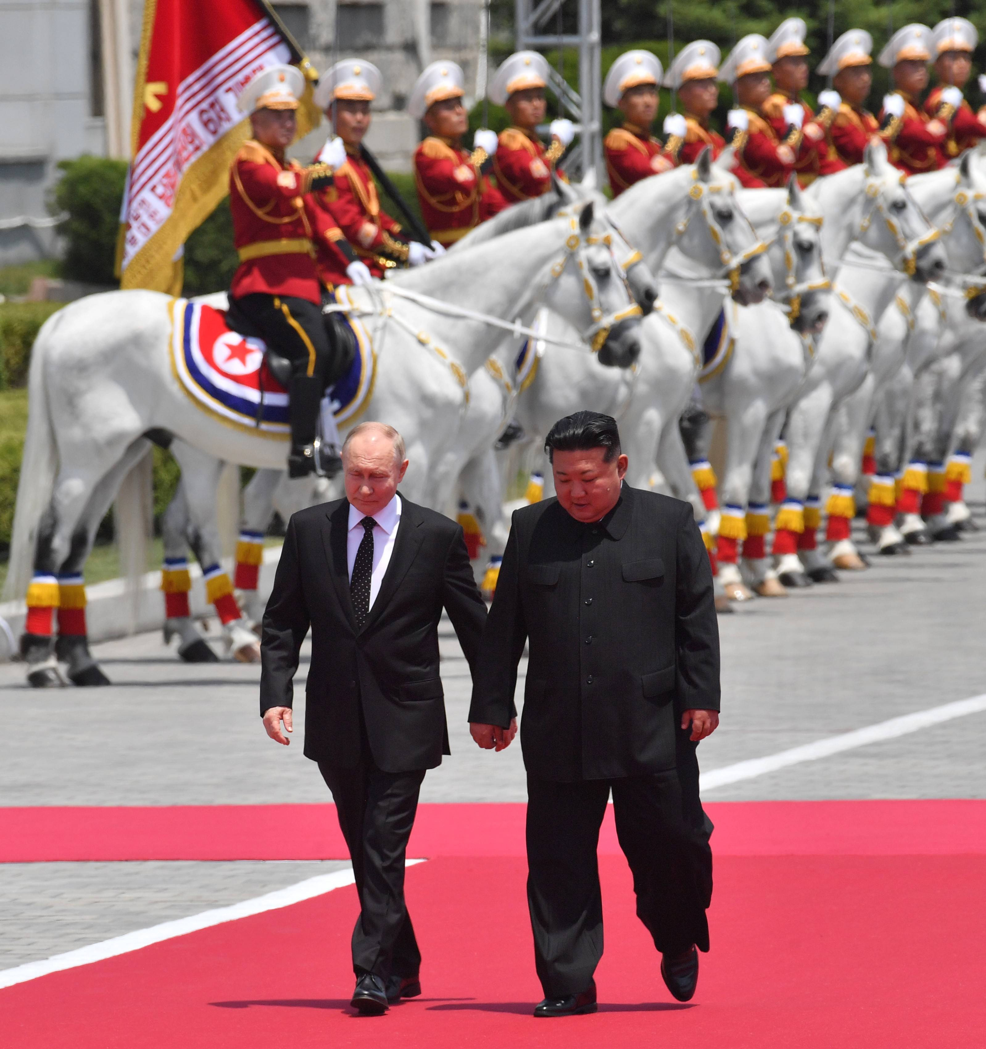 Kim Jong Un îi face o declarație emoționantă de dragoste lui Vladimir Putin. Cum i s-a adresat în urarea de ziua de naștere