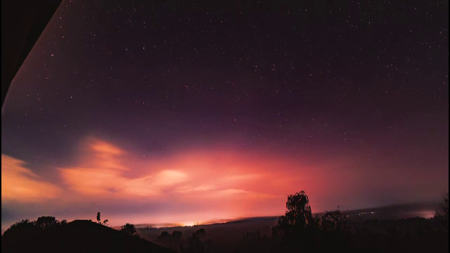 Aurora boreală a apărut din nou în România, cu lumini spectaculoase pe cerul nopții. Ce se întâmplă cu Soarele