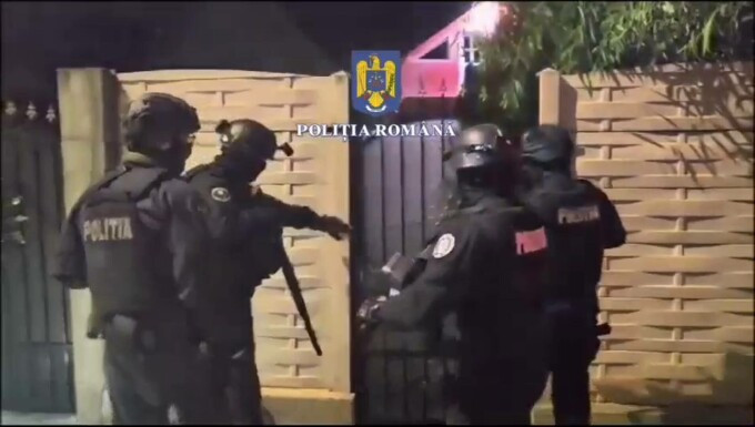 Peste 130 de percheziţii în toată ţara, pentru destructurarea unor grupări specializate în trafic de droguri și de persoane