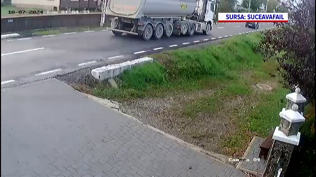 Momentul în care un biciclist de 52 de ani a fost lovit din plin de un camion, în Suceava | VIDEO