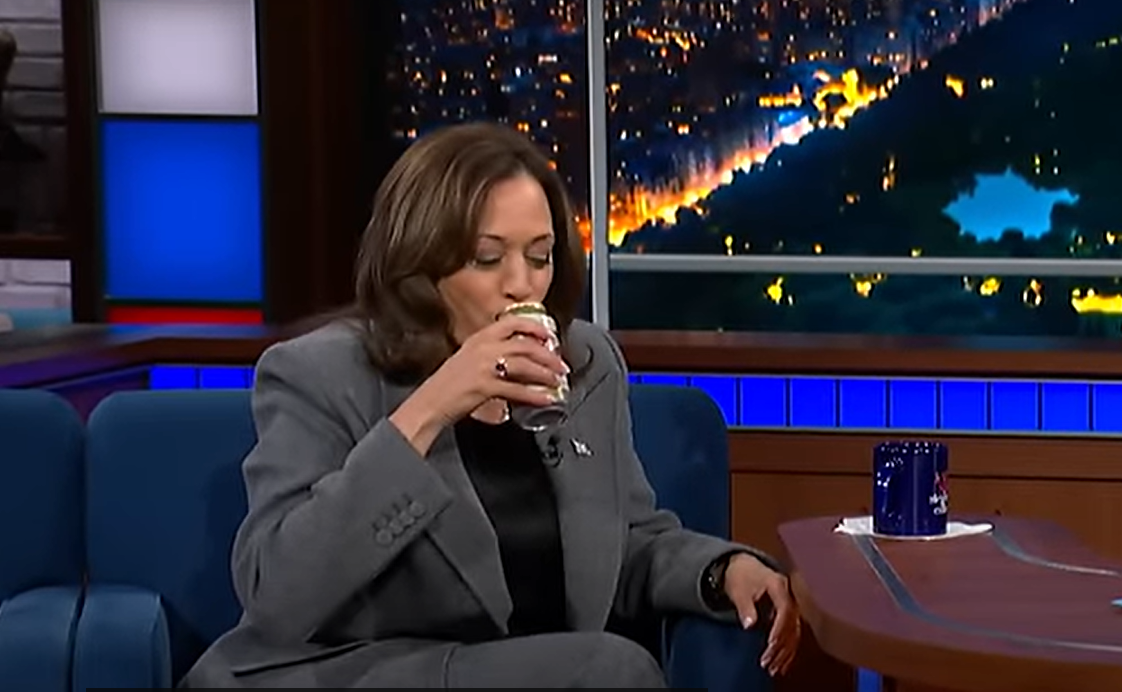 Kamala Harris a băut o bere în direct, la TV. Ce a urmat | VIDEO