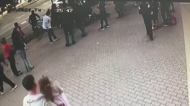 Trei trecători și o doctoriță în timpul liber au salvat viața unui bărbat care a suferit un infarct pe stradă, în Iași