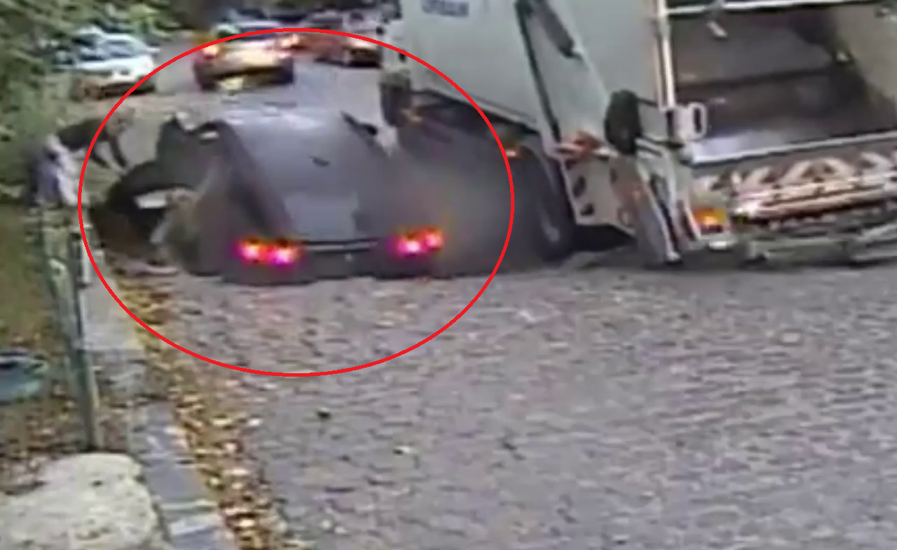 Momentul în care asfaltul s-a surpat în București, înghițind o mașină și un copil. Mama lui tocmai parcase. VIDEO