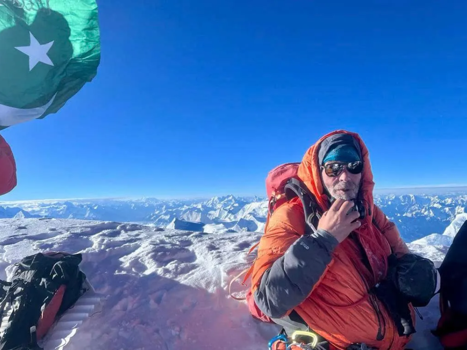 Adrian Laza a devenit, la 61 de ani, primul român care a urcat toate cele 14 vârfuri de peste 8.000 metri de pe Pământ | FOTO
