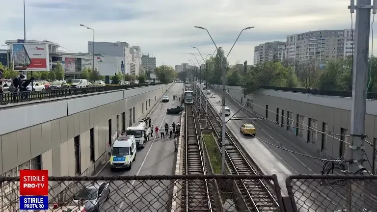 Accident cumplit în București. O mașină a zburat de pe șosea și a căzut în Pasajul Lujerului, pe linia de tramvai | FOTO