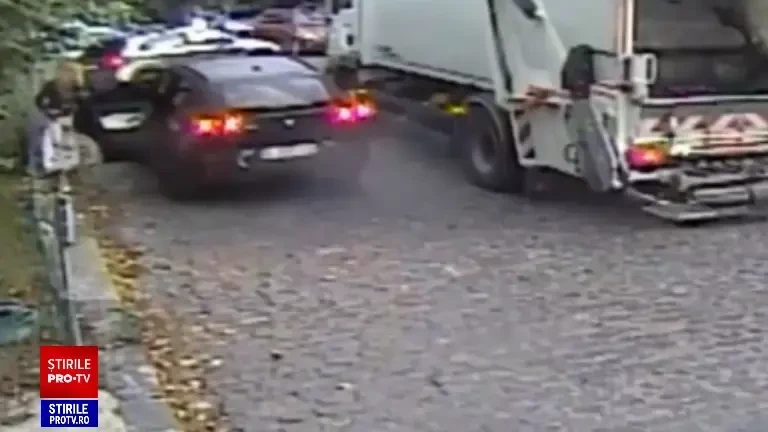 Momentul în care o maşină cade într-o groapă după ce asfaltul s-a surpat brusc, în București. Copil, la un pas de tragedie