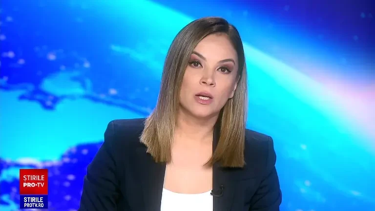 Momentul în care asfaltul s-a surpat în București, înghițind o mașină și un copil. Mama lui tocmai parcase. VIDEO