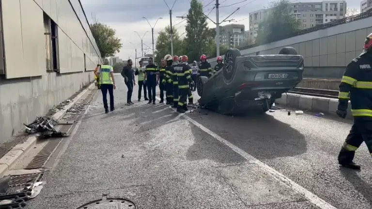 Accident cumplit în București. O mașină a zburat de pe șosea și a căzut în Pasajul Lujerului. Ce ar fi pățit șoferul