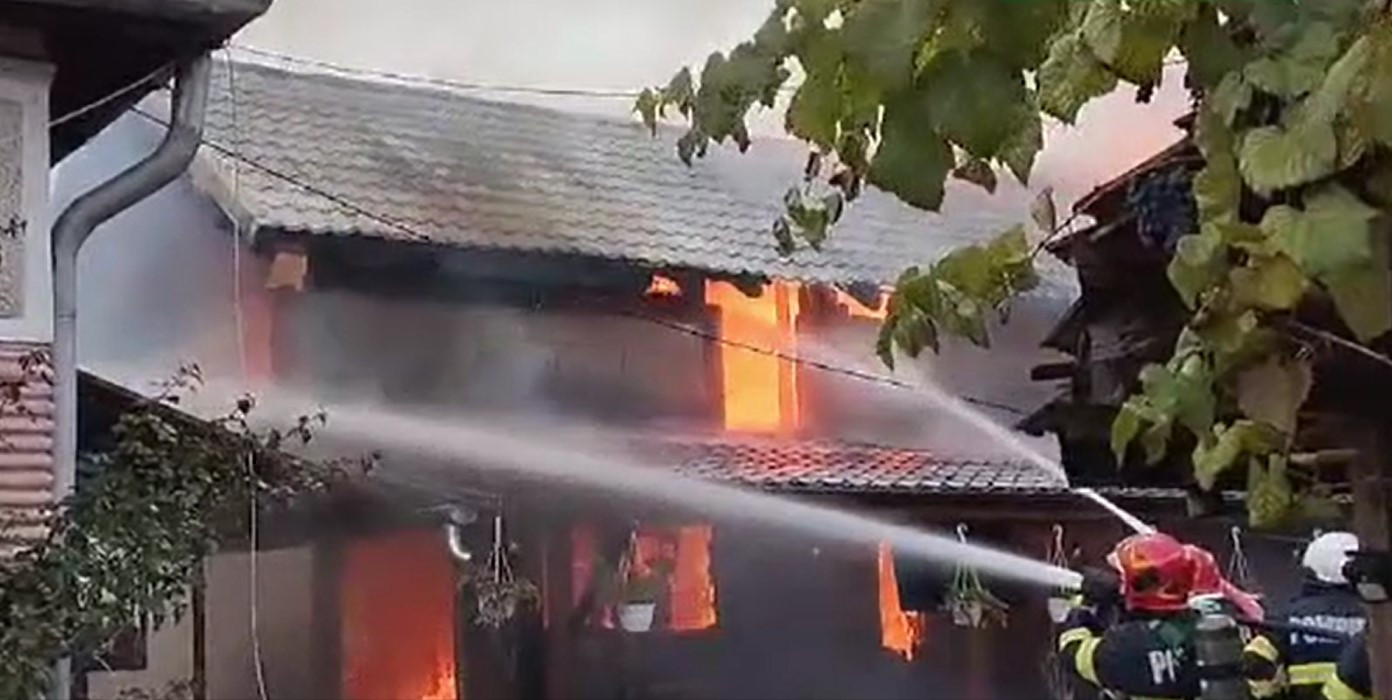 Incendiu violent, cu risc de explozie, în Hunedoara. Focul s-a extins pe o suprafață de aproape 150 de metri pătrați