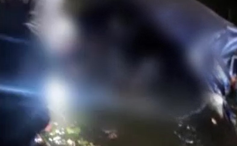 Un șofer băut și fără permis, direct în râu cu o mașină furată, cu numere false, după o cursă nebună, cu polițștii pe urme