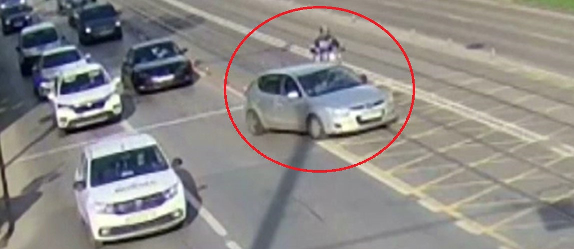 Un bărbat din Iași a fost aruncat pe șosea, după ce a intrat motocicleta într-o mașină. Momentul a fost filmat