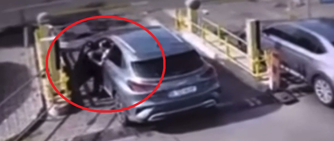 Momentul accidentului de la Pasajul Lujerului. Cum a plonjat mașina de la peste șapte metri direct pe linia de tramvai