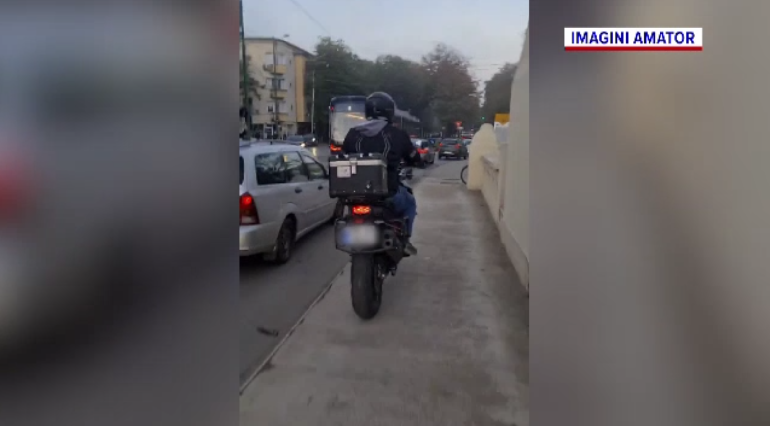 Poliţist filmat de un trecător în timp ce încălca regulile de circulaţie şi a urcat cu motocicleta pe trotuar | Video