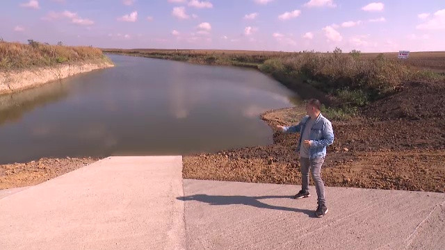 Sătui să aștepte ajutorul statului, fermierii caută soluții disperate pentru provizii de apă. Unii și-au făcut lac artificial