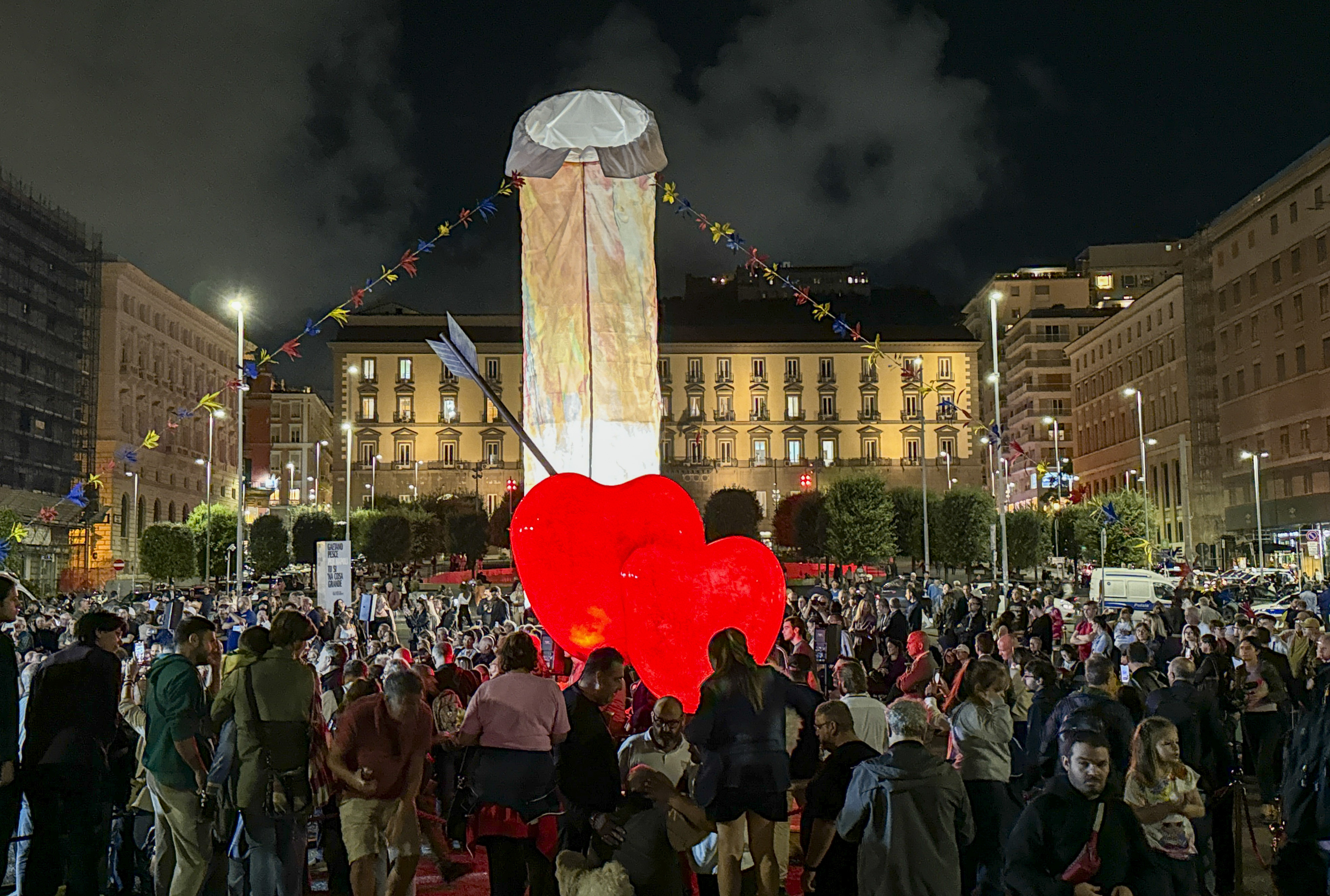 Falus de 12 metri, „operă” controversată în Napoli, în culorile curcubeului. ”Eşti un lucru mare”