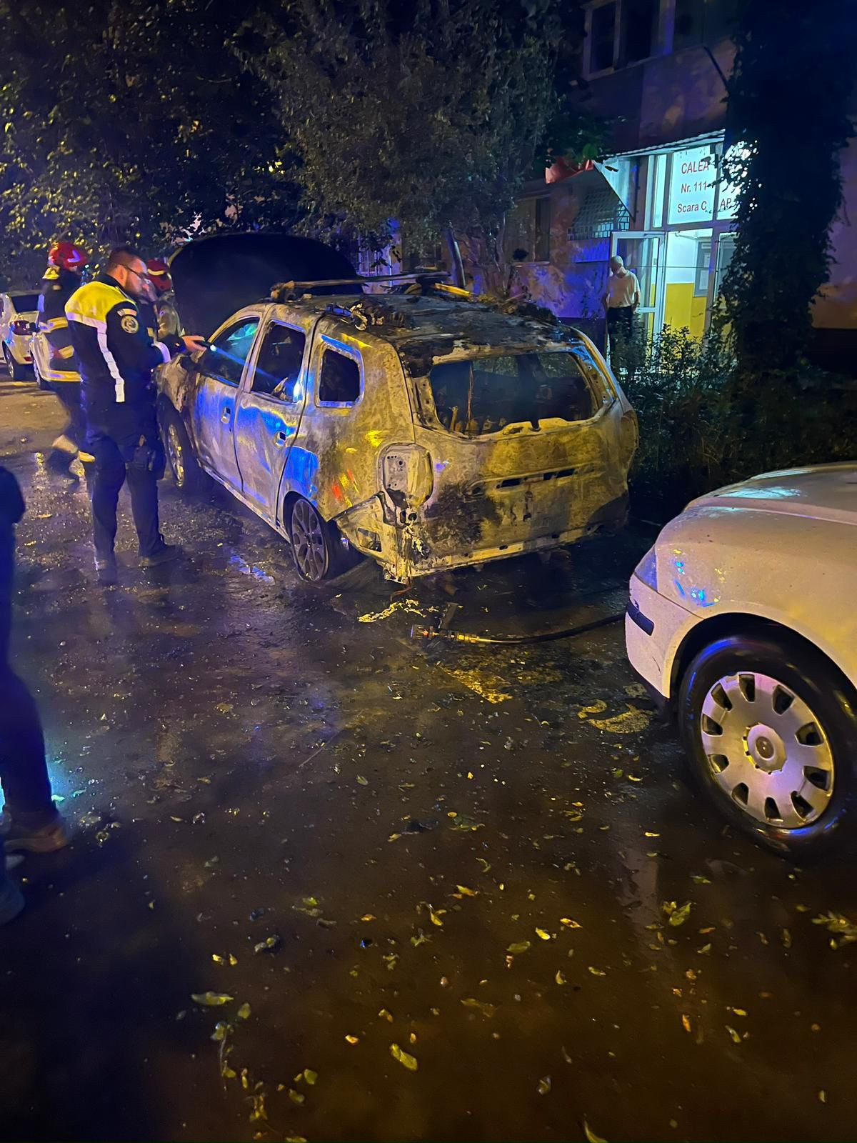 Femeie, arestată preventiv după ce a incendiat o maşină, în Bucureşti. Cum și-a motivat gestul extrem în fața anchetatorilor