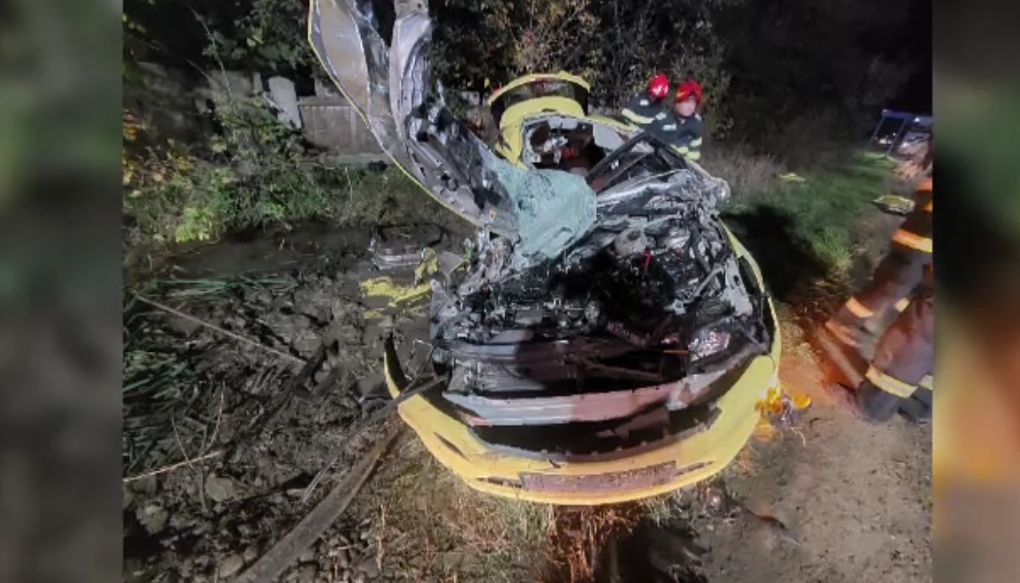 Accident cumplit în Neamț. Două persoane au murit și o alta a ajuns la spital după ce un taxi a fost zdrobit de un TIR