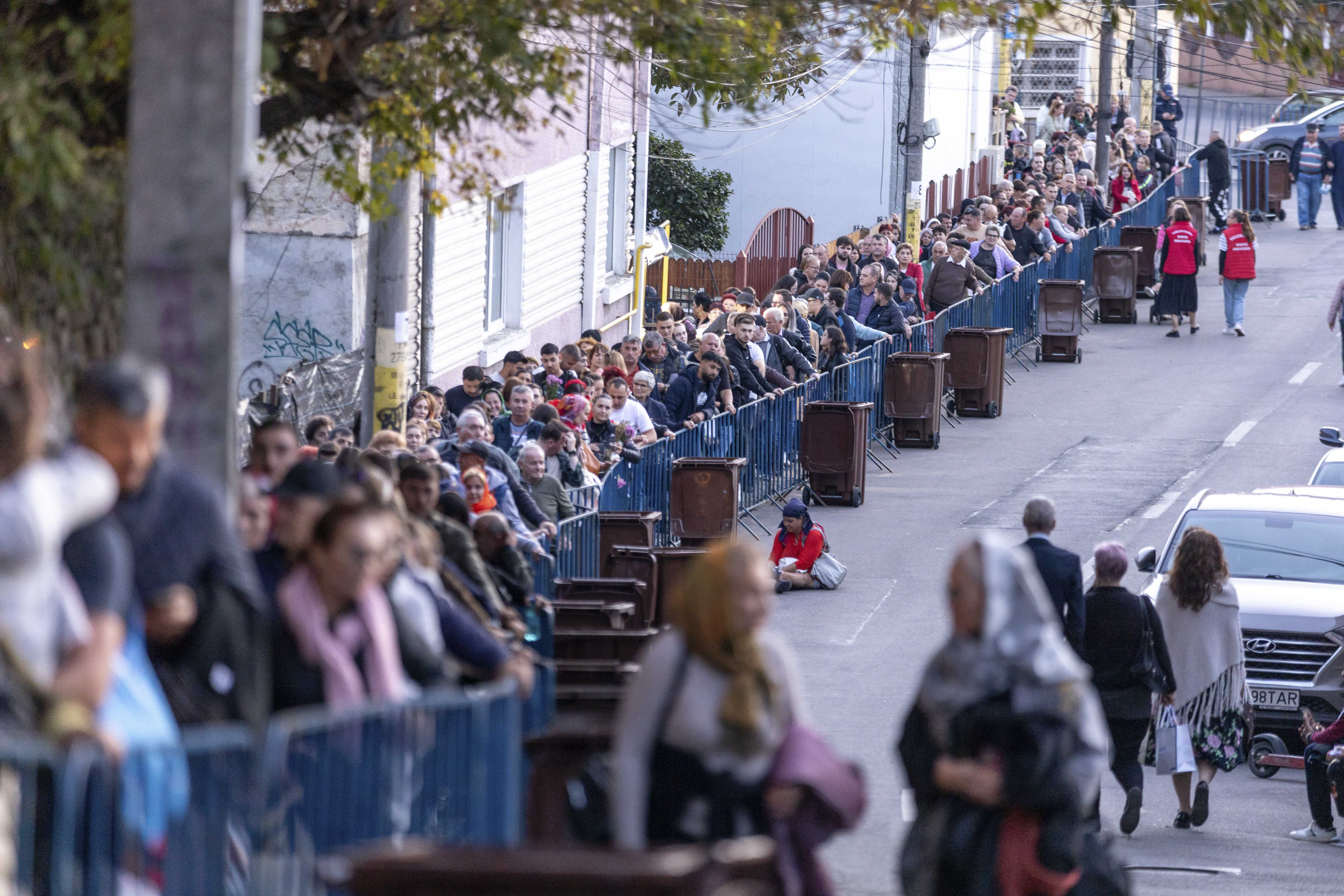 Pelerinajul religios de la Iaşi: Timpul de așteptare la moaștele Sfinților Parascheva și Pantelimon a ajuns la 20 de ore