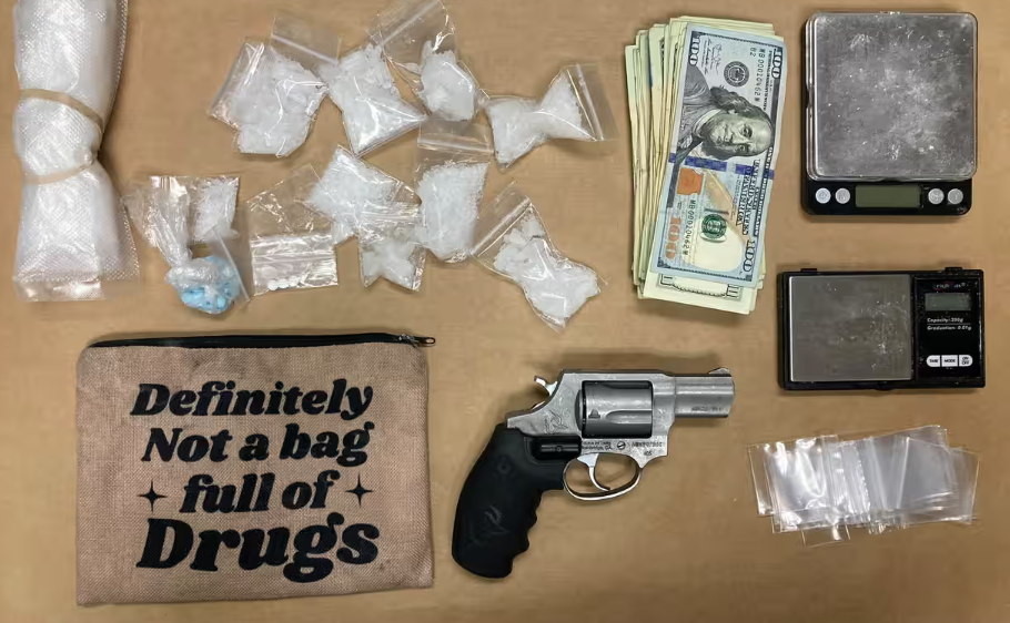 Poliţia din Oregon a găsit într-o maşină o borsetă pe care scria „Nu este o pungă cu droguri”. Ce se afla înăuntru. FOTO