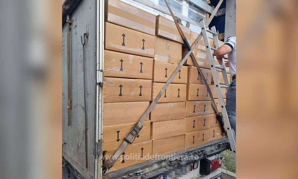 Două TIR-uri care transportau electrocasnice au fost controlate de polițiștii din Giurgiu. Ce ascundeau de fapt șoferii. FOTO