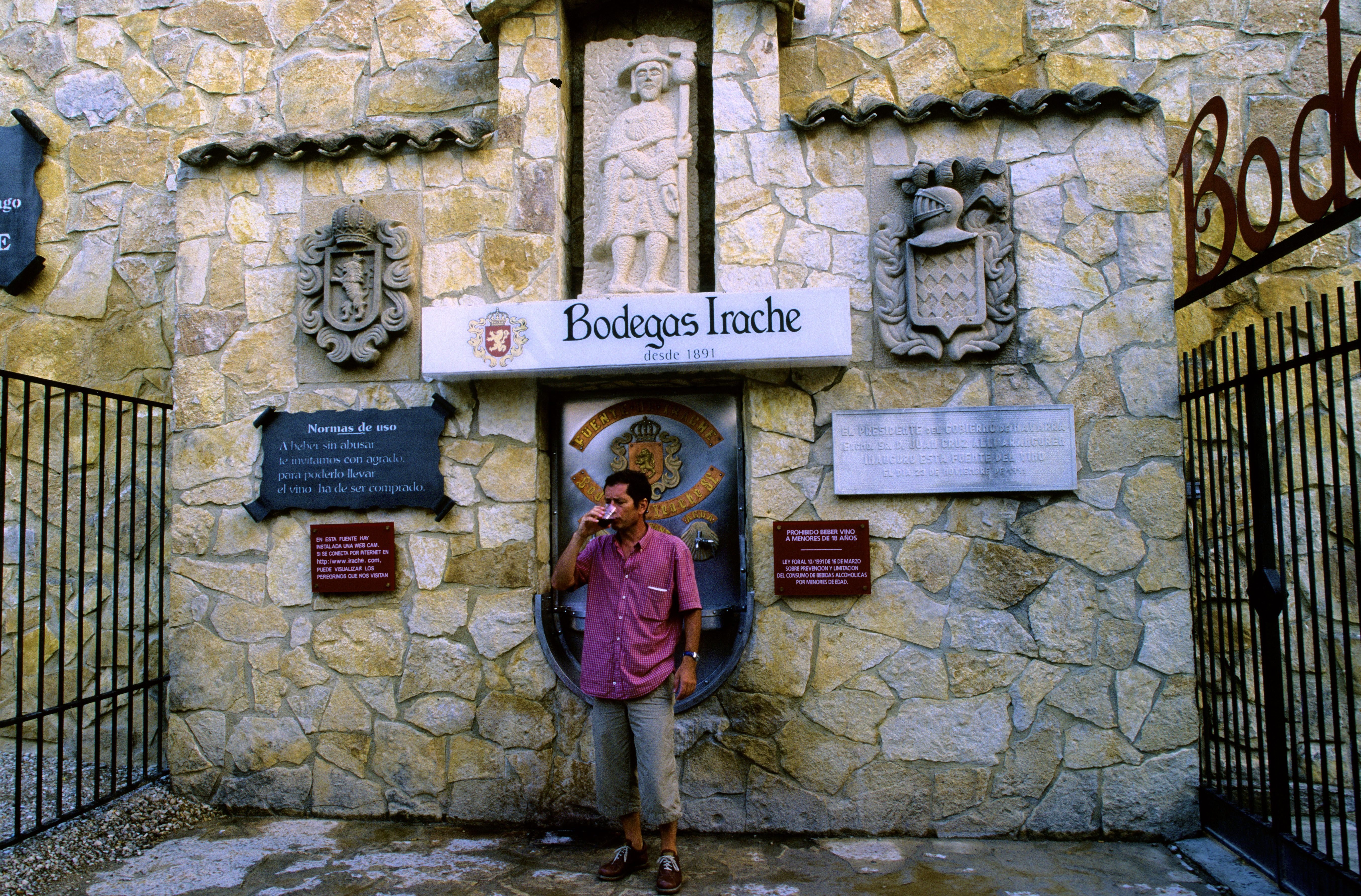 Fântâna unde curge vin în loc de apă. Licoarea este gratuită: ”Pentru a-ți recăpăta forțele” | VIDEO