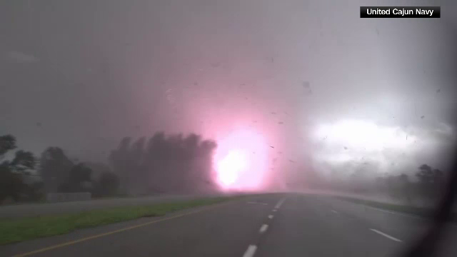 Scene apocaliptice în SUA. Zeci de tornade ucigașe au devastat așezări întregi. ”Niciodată nu am văzut asemenea dezastru”